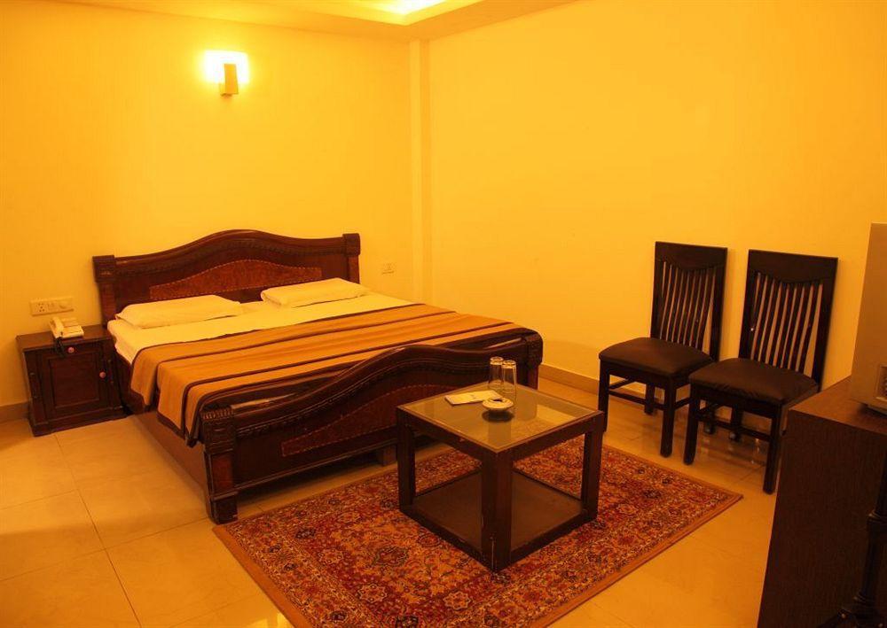 Hotel Lohmod At National Highway 8 - Free Airport Transffer New Delhi Eksteriør billede