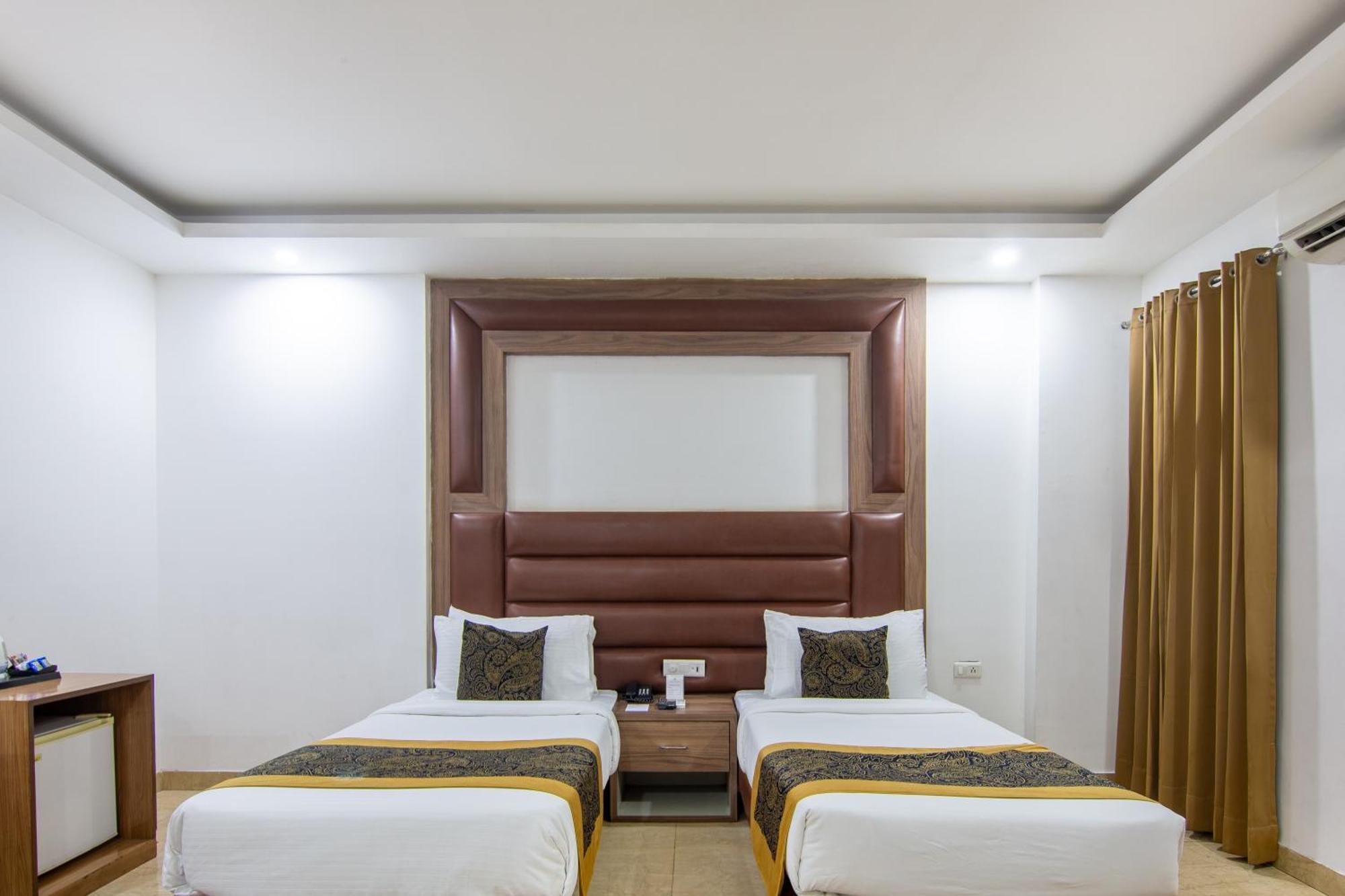 Hotel Lohmod At National Highway 8 - Free Airport Transffer New Delhi Eksteriør billede