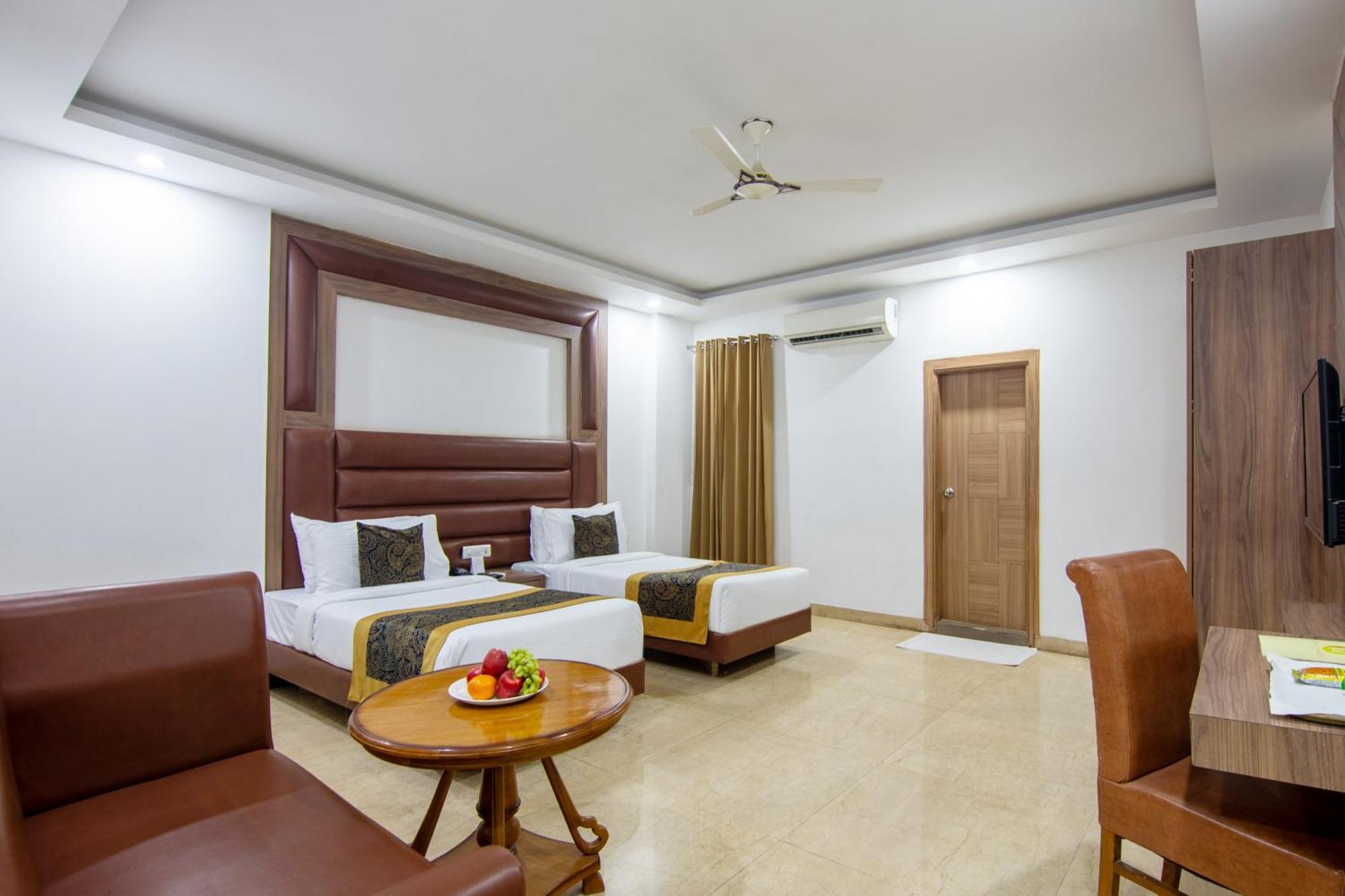 Hotel Lohmod At National Highway 8 - Free Airport Transffer New Delhi Eksteriør billede